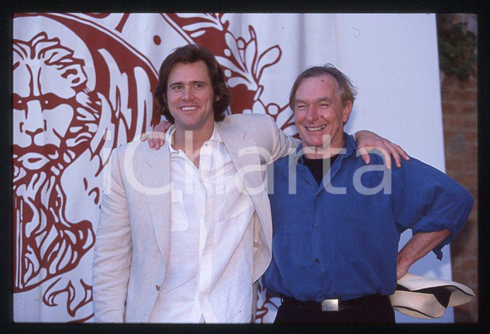 Jim CARREY Peter WEIR - "The Truman Show" - VENEZIA 1998 *35mm vintage slide 1 Diapositiva originale, in formato 35 mm.Si tratta della presentazione del film "The Truman Show" alla Mostra del Cinema di Venezia.Per i diritti rivolgersi a ICharta.E' severamente vietata la riproduzione. Tutti i diritti sono riservati.ICharta mette in vendita, sul negozio eBay e in esclusiva sul sito "icharta" il proprio archivio composto da numerose diapositive e negativi fotografici d'epoca, tutti originali e autentici, che attraversano la storia del costume tra la fine degli anni Sessanta e Novanta.Si tratta di uno sguardo inedito sull'attualità, la politica, la vita quotidiana, il gossip e la cultura, che fotografa il cambiamento della nazione in quest'ultimo scorcio del XX secolo. Un'occasione unica per il mercato del collezionismo, che vede finalmente disponibile un archivio eccezionale per vastità, tematiche e condizioni, in un settore (il negativo fotografico e la diapositiva) di assoluta novità e dalle interessanti prospettive di investimento.  GOOD/buono   originale e autentica 1