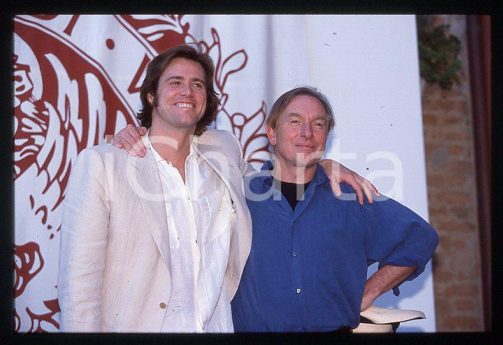 Jim CARREY Peter WEIR - "The Truman Show" - VENEZIA 1998 *35mm vintage slide 2 Diapositiva originale, in formato 35 mm.Si tratta della presentazione del film "The Truman Show" alla Mostra del Cinema di Venezia.Per i diritti rivolgersi a ICharta.E' severamente vietata la riproduzione. Tutti i diritti sono riservati.ICharta mette in vendita, sul negozio eBay e in esclusiva sul sito "icharta" il proprio archivio composto da numerose diapositive e negativi fotografici d'epoca, tutti originali e autentici, che attraversano la storia del costume tra la fine degli anni Sessanta e Novanta.Si tratta di uno sguardo inedito sull'attualità, la politica, la vita quotidiana, il gossip e la cultura, che fotografa il cambiamento della nazione in quest'ultimo scorcio del XX secolo. Un'occasione unica per il mercato del collezionismo, che vede finalmente disponibile un archivio eccezionale per vastità, tematiche e condizioni, in un settore (il negativo fotografico e la diapositiva) di assoluta novità e dalle interessanti prospettive di investimento.  GOOD/buono   originale e autentica 1