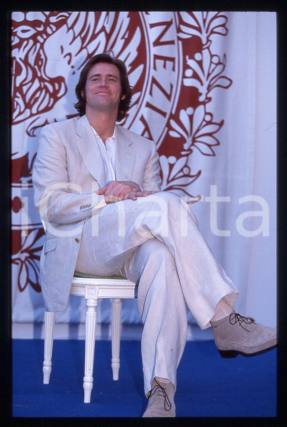 Jim CARREY "The Truman Show" - Mostra CINEMA VENEZIA 1998 *35mm vintage slide 2 Diapositiva originale, in formato 35 mm.Si tratta della presentazione del film "The Truman Show" alla Mostra del Cinema di Venezia.Per i diritti rivolgersi a ICharta.E' severamente vietata la riproduzione. Tutti i diritti sono riservati.ICharta mette in vendita, sul negozio eBay e in esclusiva sul sito "icharta" il proprio archivio composto da numerose diapositive e negativi fotografici d'epoca, tutti originali e autentici, che attraversano la storia del costume tra la fine degli anni Sessanta e Novanta.Si tratta di uno sguardo inedito sull'attualità, la politica, la vita quotidiana, il gossip e la cultura, che fotografa il cambiamento della nazione in quest'ultimo scorcio del XX secolo. Un'occasione unica per il mercato del collezionismo, che vede finalmente disponibile un archivio eccezionale per vastità, tematiche e condizioni, in un settore (il negativo fotografico e la diapositiva) di assoluta novità e dalle interessanti prospettive di investimento.  GOOD/buono   originale e autentica 1