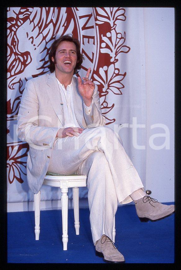 Jim CARREY "The Truman Show" - Mostra CINEMA VENEZIA 1998 *35mm vintage slide 1 Diapositiva originale, in formato 35 mm.Si tratta della presentazione del film "The Truman Show" alla Mostra del Cinema di Venezia.Per i diritti rivolgersi a ICharta.E' severamente vietata la riproduzione. Tutti i diritti sono riservati.ICharta mette in vendita, sul negozio eBay e in esclusiva sul sito "icharta" il proprio archivio composto da numerose diapositive e negativi fotografici d'epoca, tutti originali e autentici, che attraversano la storia del costume tra la fine degli anni Sessanta e Novanta.Si tratta di uno sguardo inedito sull'attualità, la politica, la vita quotidiana, il gossip e la cultura, che fotografa il cambiamento della nazione in quest'ultimo scorcio del XX secolo. Un'occasione unica per il mercato del collezionismo, che vede finalmente disponibile un archivio eccezionale per vastità, tematiche e condizioni, in un settore (il negativo fotografico e la diapositiva) di assoluta novità e dalle interessanti prospettive di investimento.  GOOD/buono   originale e autentica 1