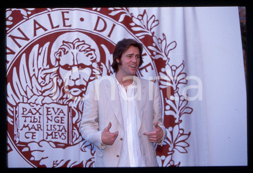 Jim CARREY "The Truman Show" - Mostra CINEMA VENEZIA 1998 *35mm vintage slide 6 Diapositiva originale, in formato 35 mm.Si tratta della presentazione del film "The Truman Show" alla Mostra del Cinema di Venezia.Per i diritti rivolgersi a ICharta.E' severamente vietata la riproduzione. Tutti i diritti sono riservati.ICharta mette in vendita, sul negozio eBay e in esclusiva sul sito "icharta" il proprio archivio composto da numerose diapositive e negativi fotografici d'epoca, tutti originali e autentici, che attraversano la storia del costume tra la fine degli anni Sessanta e Novanta.Si tratta di uno sguardo inedito sull'attualità, la politica, la vita quotidiana, il gossip e la cultura, che fotografa il cambiamento della nazione in quest'ultimo scorcio del XX secolo. Un'occasione unica per il mercato del collezionismo, che vede finalmente disponibile un archivio eccezionale per vastità, tematiche e condizioni, in un settore (il negativo fotografico e la diapositiva) di assoluta novità e dalle interessanti prospettive di investimento.  GOOD/buono   originale e autentica 1