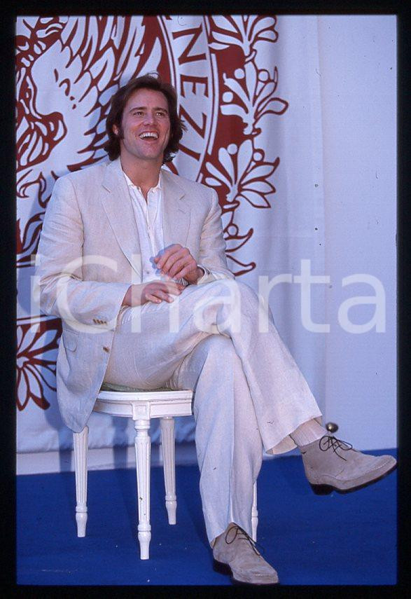 Jim CARREY "The Truman Show" - Mostra CINEMA VENEZIA 1998 *35mm vintage slide 3 Diapositiva originale, in formato 35 mm.Si tratta della presentazione del film "The Truman Show" alla Mostra del Cinema di Venezia.Per i diritti rivolgersi a ICharta.E' severamente vietata la riproduzione. Tutti i diritti sono riservati.ICharta mette in vendita, sul negozio eBay e in esclusiva sul sito "icharta" il proprio archivio composto da numerose diapositive e negativi fotografici d'epoca, tutti originali e autentici, che attraversano la storia del costume tra la fine degli anni Sessanta e Novanta.Si tratta di uno sguardo inedito sull'attualità, la politica, la vita quotidiana, il gossip e la cultura, che fotografa il cambiamento della nazione in quest'ultimo scorcio del XX secolo. Un'occasione unica per il mercato del collezionismo, che vede finalmente disponibile un archivio eccezionale per vastità, tematiche e condizioni, in un settore (il negativo fotografico e la diapositiva) di assoluta novità e dalle interessanti prospettive di investimento.  GOOD/buono   originale e autentica 1