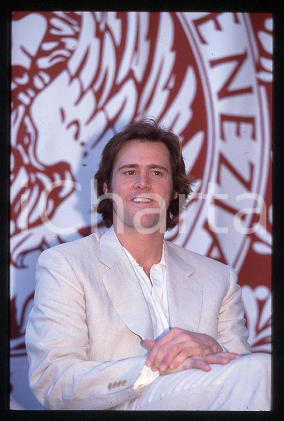 Jim CARREY "The Truman Show" - Mostra CINEMA VENEZIA 1998 *35mm vintage slide 9 Diapositiva originale, in formato 35 mm.Si tratta della presentazione del film "The Truman Show" alla Mostra del Cinema di Venezia.Per i diritti rivolgersi a ICharta.E' severamente vietata la riproduzione. Tutti i diritti sono riservati.ICharta mette in vendita, sul negozio eBay e in esclusiva sul sito "icharta" il proprio archivio composto da numerose diapositive e negativi fotografici d'epoca, tutti originali e autentici, che attraversano la storia del costume tra la fine degli anni Sessanta e Novanta.Si tratta di uno sguardo inedito sull'attualità, la politica, la vita quotidiana, il gossip e la cultura, che fotografa il cambiamento della nazione in quest'ultimo scorcio del XX secolo. Un'occasione unica per il mercato del collezionismo, che vede finalmente disponibile un archivio eccezionale per vastità, tematiche e condizioni, in un settore (il negativo fotografico e la diapositiva) di assoluta novità e dalle interessanti prospettive di investimento.  GOOD/buono   originale e autentica 1