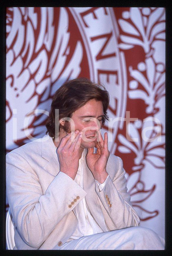 Jim CARREY "The Truman Show" - Mostra CINEMA VENEZIA 1998 *35mm vintage slide 10 Diapositiva originale, in formato 35 mm.Si tratta della presentazione del film "The Truman Show" alla Mostra del Cinema di Venezia.Per i diritti rivolgersi a ICharta.E' severamente vietata la riproduzione. Tutti i diritti sono riservati.ICharta mette in vendita, sul negozio eBay e in esclusiva sul sito "icharta" il proprio archivio composto da numerose diapositive e negativi fotografici d'epoca, tutti originali e autentici, che attraversano la storia del costume tra la fine degli anni Sessanta e Novanta.Si tratta di uno sguardo inedito sull'attualità, la politica, la vita quotidiana, il gossip e la cultura, che fotografa il cambiamento della nazione in quest'ultimo scorcio del XX secolo. Un'occasione unica per il mercato del collezionismo, che vede finalmente disponibile un archivio eccezionale per vastità, tematiche e condizioni, in un settore (il negativo fotografico e la diapositiva) di assoluta novità e dalle interessanti prospettive di investimento.  GOOD/buono   originale e autentica 1