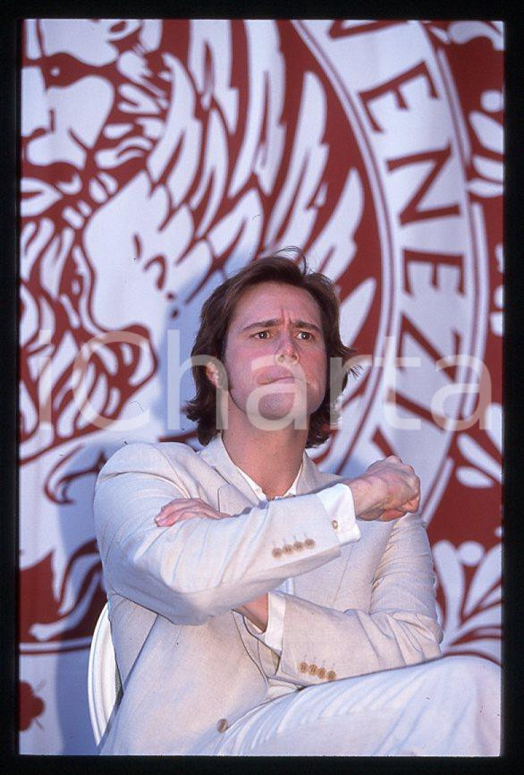 Jim CARREY "The Truman Show" - Mostra CINEMA VENEZIA 1998 *35mm vintage slide 12 Diapositiva originale, in formato 35 mm.Si tratta della presentazione del film "The Truman Show" alla Mostra del Cinema di Venezia.Per i diritti rivolgersi a ICharta.E' severamente vietata la riproduzione. Tutti i diritti sono riservati.ICharta mette in vendita, sul negozio eBay e in esclusiva sul sito "icharta" il proprio archivio composto da numerose diapositive e negativi fotografici d'epoca, tutti originali e autentici, che attraversano la storia del costume tra la fine degli anni Sessanta e Novanta.Si tratta di uno sguardo inedito sull'attualità, la politica, la vita quotidiana, il gossip e la cultura, che fotografa il cambiamento della nazione in quest'ultimo scorcio del XX secolo. Un'occasione unica per il mercato del collezionismo, che vede finalmente disponibile un archivio eccezionale per vastità, tematiche e condizioni, in un settore (il negativo fotografico e la diapositiva) di assoluta novità e dalle interessanti prospettive di investimento.  GOOD/buono   originale e autentica 1