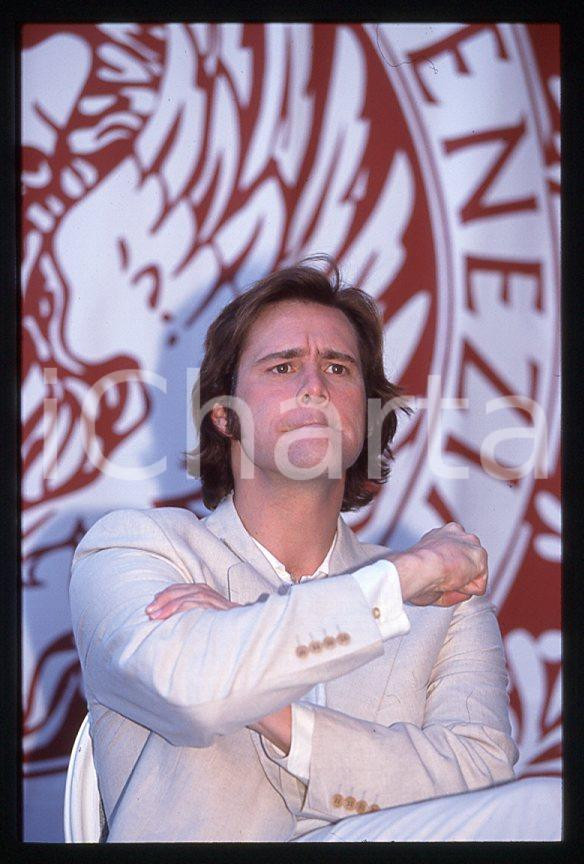 Jim CARREY "The Truman Show" - Mostra CINEMA VENEZIA 1998 *35mm vintage slide 14 Diapositiva originale, in formato 35 mm.Si tratta della presentazione del film "The Truman Show" alla Mostra del Cinema di Venezia.Per i diritti rivolgersi a ICharta.E' severamente vietata la riproduzione. Tutti i diritti sono riservati.ICharta mette in vendita, sul negozio eBay e in esclusiva sul sito "icharta" il proprio archivio composto da numerose diapositive e negativi fotografici d'epoca, tutti originali e autentici, che attraversano la storia del costume tra la fine degli anni Sessanta e Novanta.Si tratta di uno sguardo inedito sull'attualità, la politica, la vita quotidiana, il gossip e la cultura, che fotografa il cambiamento della nazione in quest'ultimo scorcio del XX secolo. Un'occasione unica per il mercato del collezionismo, che vede finalmente disponibile un archivio eccezionale per vastità, tematiche e condizioni, in un settore (il negativo fotografico e la diapositiva) di assoluta novità e dalle interessanti prospettive di investimento.  GOOD/buono   originale e autentica 1