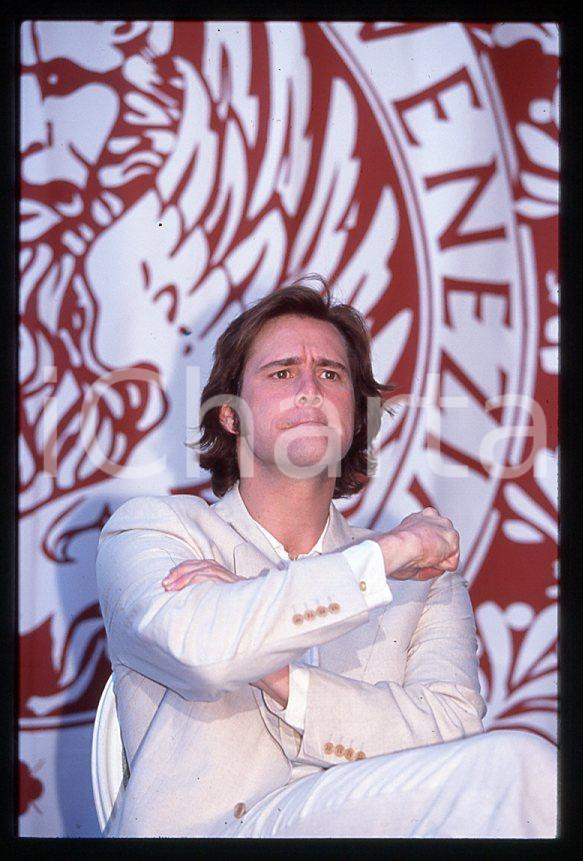 Jim CARREY "The Truman Show" - Mostra CINEMA VENEZIA 1998 *35mm vintage slide 13 Diapositiva originale, in formato 35 mm.Si tratta della presentazione del film "The Truman Show" alla Mostra del Cinema di Venezia.Per i diritti rivolgersi a ICharta.E' severamente vietata la riproduzione. Tutti i diritti sono riservati.ICharta mette in vendita, sul negozio eBay e in esclusiva sul sito "icharta" il proprio archivio composto da numerose diapositive e negativi fotografici d'epoca, tutti originali e autentici, che attraversano la storia del costume tra la fine degli anni Sessanta e Novanta.Si tratta di uno sguardo inedito sull'attualità, la politica, la vita quotidiana, il gossip e la cultura, che fotografa il cambiamento della nazione in quest'ultimo scorcio del XX secolo. Un'occasione unica per il mercato del collezionismo, che vede finalmente disponibile un archivio eccezionale per vastità, tematiche e condizioni, in un settore (il negativo fotografico e la diapositiva) di assoluta novità e dalle interessanti prospettive di investimento.  GOOD/buono   originale e autentica 1