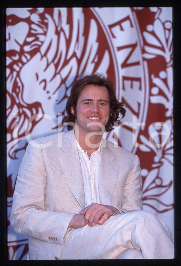 Jim CARREY "The Truman Show" - Mostra CINEMA VENEZIA 1998 *35mm vintage slide 17 Diapositiva originale, in formato 35 mm.Si tratta della presentazione del film "The Truman Show" alla Mostra del Cinema di Venezia.Per i diritti rivolgersi a ICharta.E' severamente vietata la riproduzione. Tutti i diritti sono riservati.ICharta mette in vendita, sul negozio eBay e in esclusiva sul sito "icharta" il proprio archivio composto da numerose diapositive e negativi fotografici d'epoca, tutti originali e autentici, che attraversano la storia del costume tra la fine degli anni Sessanta e Novanta.Si tratta di uno sguardo inedito sull'attualità, la politica, la vita quotidiana, il gossip e la cultura, che fotografa il cambiamento della nazione in quest'ultimo scorcio del XX secolo. Un'occasione unica per il mercato del collezionismo, che vede finalmente disponibile un archivio eccezionale per vastità, tematiche e condizioni, in un settore (il negativo fotografico e la diapositiva) di assoluta novità e dalle interessanti prospettive di investimento.  GOOD/buono   originale e autentica 1