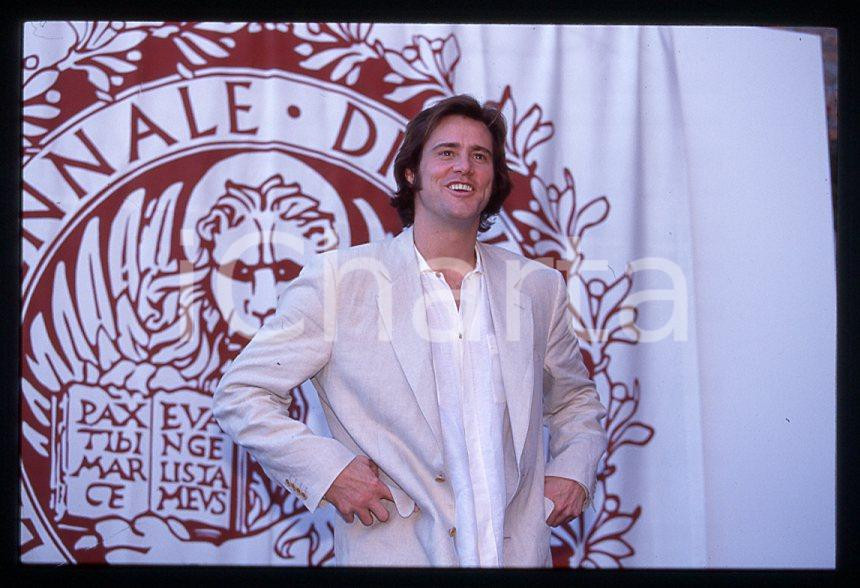 Jim CARREY "The Truman Show" - Mostra CINEMA VENEZIA 1998 *35mm vintage slide 16 Diapositiva originale, in formato 35 mm.Si tratta della presentazione del film "The Truman Show" alla Mostra del Cinema di Venezia.Per i diritti rivolgersi a ICharta.E' severamente vietata la riproduzione. Tutti i diritti sono riservati.ICharta mette in vendita, sul negozio eBay e in esclusiva sul sito "icharta" il proprio archivio composto da numerose diapositive e negativi fotografici d'epoca, tutti originali e autentici, che attraversano la storia del costume tra la fine degli anni Sessanta e Novanta.Si tratta di uno sguardo inedito sull'attualità, la politica, la vita quotidiana, il gossip e la cultura, che fotografa il cambiamento della nazione in quest'ultimo scorcio del XX secolo. Un'occasione unica per il mercato del collezionismo, che vede finalmente disponibile un archivio eccezionale per vastità, tematiche e condizioni, in un settore (il negativo fotografico e la diapositiva) di assoluta novità e dalle interessanti prospettive di investimento.  GOOD/buono   originale e autentica 1