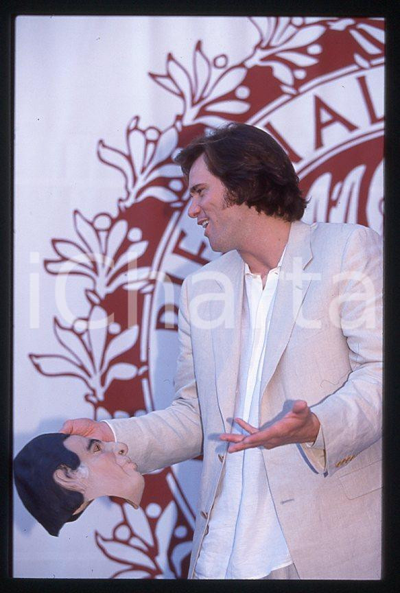 Jim CARREY "The Truman Show" - Mostra CINEMA VENEZIA 1998 *35mm vintage slide 15 Diapositiva originale, in formato 35 mm.Si tratta della presentazione del film "The Truman Show" alla Mostra del Cinema di Venezia.Per i diritti rivolgersi a ICharta.E' severamente vietata la riproduzione. Tutti i diritti sono riservati.ICharta mette in vendita, sul negozio eBay e in esclusiva sul sito "icharta" il proprio archivio composto da numerose diapositive e negativi fotografici d'epoca, tutti originali e autentici, che attraversano la storia del costume tra la fine degli anni Sessanta e Novanta.Si tratta di uno sguardo inedito sull'attualità, la politica, la vita quotidiana, il gossip e la cultura, che fotografa il cambiamento della nazione in quest'ultimo scorcio del XX secolo. Un'occasione unica per il mercato del collezionismo, che vede finalmente disponibile un archivio eccezionale per vastità, tematiche e condizioni, in un settore (il negativo fotografico e la diapositiva) di assoluta novità e dalle interessanti prospettive di investimento.  GOOD/buono   originale e autentica 1