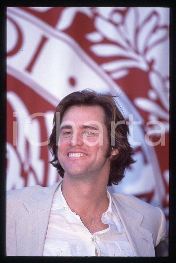 Jim CARREY "The Truman Show" - Mostra CINEMA VENEZIA 1998 *35mm vintage slide 20 Diapositiva originale, in formato 35 mm.Si tratta della presentazione del film "The Truman Show" alla Mostra del Cinema di Venezia.Per i diritti rivolgersi a ICharta.E' severamente vietata la riproduzione. Tutti i diritti sono riservati.ICharta mette in vendita, sul negozio eBay e in esclusiva sul sito "icharta" il proprio archivio composto da numerose diapositive e negativi fotografici d'epoca, tutti originali e autentici, che attraversano la storia del costume tra la fine degli anni Sessanta e Novanta.Si tratta di uno sguardo inedito sull'attualità, la politica, la vita quotidiana, il gossip e la cultura, che fotografa il cambiamento della nazione in quest'ultimo scorcio del XX secolo. Un'occasione unica per il mercato del collezionismo, che vede finalmente disponibile un archivio eccezionale per vastità, tematiche e condizioni, in un settore (il negativo fotografico e la diapositiva) di assoluta novità e dalle interessanti prospettive di investimento.  GOOD/buono   originale e autentica 1