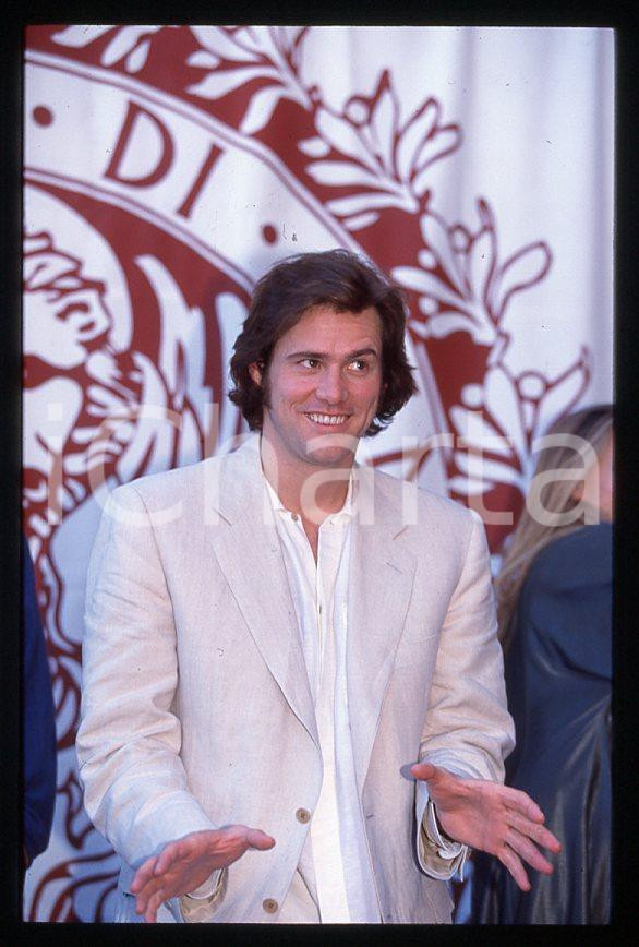 Jim CARREY "The Truman Show" - Mostra CINEMA VENEZIA 1998 *35mm vintage slide 19 Diapositiva originale, in formato 35 mm.Si tratta della presentazione del film "The Truman Show" alla Mostra del Cinema di Venezia.Per i diritti rivolgersi a ICharta.E' severamente vietata la riproduzione. Tutti i diritti sono riservati.ICharta mette in vendita, sul negozio eBay e in esclusiva sul sito "icharta" il proprio archivio composto da numerose diapositive e negativi fotografici d'epoca, tutti originali e autentici, che attraversano la storia del costume tra la fine degli anni Sessanta e Novanta.Si tratta di uno sguardo inedito sull'attualità, la politica, la vita quotidiana, il gossip e la cultura, che fotografa il cambiamento della nazione in quest'ultimo scorcio del XX secolo. Un'occasione unica per il mercato del collezionismo, che vede finalmente disponibile un archivio eccezionale per vastità, tematiche e condizioni, in un settore (il negativo fotografico e la diapositiva) di assoluta novità e dalle interessanti prospettive di investimento.  GOOD/buono   originale e autentica 1