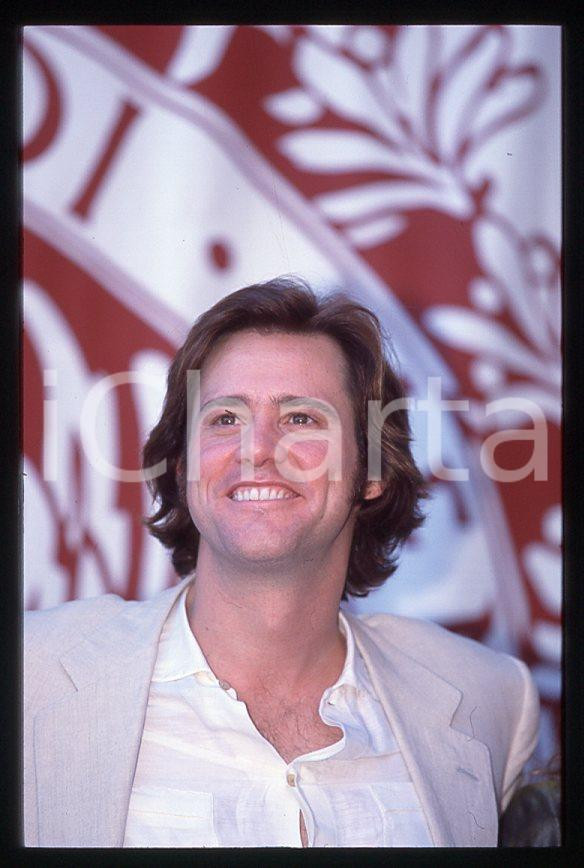 Jim CARREY "The Truman Show" - Mostra CINEMA VENEZIA 1998 *35mm vintage slide 18 Diapositiva originale, in formato 35 mm.Si tratta della presentazione del film "The Truman Show" alla Mostra del Cinema di Venezia.Per i diritti rivolgersi a ICharta.E' severamente vietata la riproduzione. Tutti i diritti sono riservati.ICharta mette in vendita, sul negozio eBay e in esclusiva sul sito "icharta" il proprio archivio composto da numerose diapositive e negativi fotografici d'epoca, tutti originali e autentici, che attraversano la storia del costume tra la fine degli anni Sessanta e Novanta.Si tratta di uno sguardo inedito sull'attualità, la politica, la vita quotidiana, il gossip e la cultura, che fotografa il cambiamento della nazione in quest'ultimo scorcio del XX secolo. Un'occasione unica per il mercato del collezionismo, che vede finalmente disponibile un archivio eccezionale per vastità, tematiche e condizioni, in un settore (il negativo fotografico e la diapositiva) di assoluta novità e dalle interessanti prospettive di investimento.  GOOD/buono   originale e autentica 1