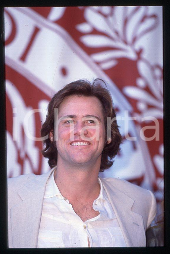 Jim CARREY "The Truman Show" - Mostra CINEMA VENEZIA 1998 *35mm vintage slide 24 Diapositiva originale, in formato 35 mm.Si tratta della presentazione del film "The Truman Show" alla Mostra del Cinema di Venezia.Per i diritti rivolgersi a ICharta.E' severamente vietata la riproduzione. Tutti i diritti sono riservati.ICharta mette in vendita, sul negozio eBay e in esclusiva sul sito "icharta" il proprio archivio composto da numerose diapositive e negativi fotografici d'epoca, tutti originali e autentici, che attraversano la storia del costume tra la fine degli anni Sessanta e Novanta.Si tratta di uno sguardo inedito sull'attualità, la politica, la vita quotidiana, il gossip e la cultura, che fotografa il cambiamento della nazione in quest'ultimo scorcio del XX secolo. Un'occasione unica per il mercato del collezionismo, che vede finalmente disponibile un archivio eccezionale per vastità, tematiche e condizioni, in un settore (il negativo fotografico e la diapositiva) di assoluta novità e dalle interessanti prospettive di investimento.  GOOD/buono   originale e autentica 1