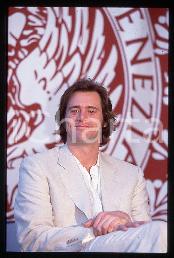 Jim CARREY "The Truman Show" - Mostra CINEMA VENEZIA 1998 *35mm vintage slide 23 Diapositiva originale, in formato 35 mm.Si tratta della presentazione del film "The Truman Show" alla Mostra del Cinema di Venezia.Per i diritti rivolgersi a ICharta.E' severamente vietata la riproduzione. Tutti i diritti sono riservati.ICharta mette in vendita, sul negozio eBay e in esclusiva sul sito "icharta" il proprio archivio composto da numerose diapositive e negativi fotografici d'epoca, tutti originali e autentici, che attraversano la storia del costume tra la fine degli anni Sessanta e Novanta.Si tratta di uno sguardo inedito sull'attualità, la politica, la vita quotidiana, il gossip e la cultura, che fotografa il cambiamento della nazione in quest'ultimo scorcio del XX secolo. Un'occasione unica per il mercato del collezionismo, che vede finalmente disponibile un archivio eccezionale per vastità, tematiche e condizioni, in un settore (il negativo fotografico e la diapositiva) di assoluta novità e dalle interessanti prospettive di investimento.  GOOD/buono   originale e autentica 1