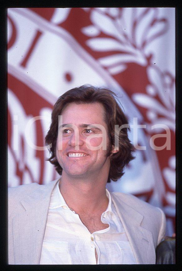 Jim CARREY "The Truman Show" - Mostra CINEMA VENEZIA 1998 *35mm vintage slide 21 Diapositiva originale, in formato 35 mm.Si tratta della presentazione del film "The Truman Show" alla Mostra del Cinema di Venezia.Per i diritti rivolgersi a ICharta.E' severamente vietata la riproduzione. Tutti i diritti sono riservati.ICharta mette in vendita, sul negozio eBay e in esclusiva sul sito "icharta" il proprio archivio composto da numerose diapositive e negativi fotografici d'epoca, tutti originali e autentici, che attraversano la storia del costume tra la fine degli anni Sessanta e Novanta.Si tratta di uno sguardo inedito sull'attualità, la politica, la vita quotidiana, il gossip e la cultura, che fotografa il cambiamento della nazione in quest'ultimo scorcio del XX secolo. Un'occasione unica per il mercato del collezionismo, che vede finalmente disponibile un archivio eccezionale per vastità, tematiche e condizioni, in un settore (il negativo fotografico e la diapositiva) di assoluta novità e dalle interessanti prospettive di investimento.  GOOD/buono   originale e autentica 1
