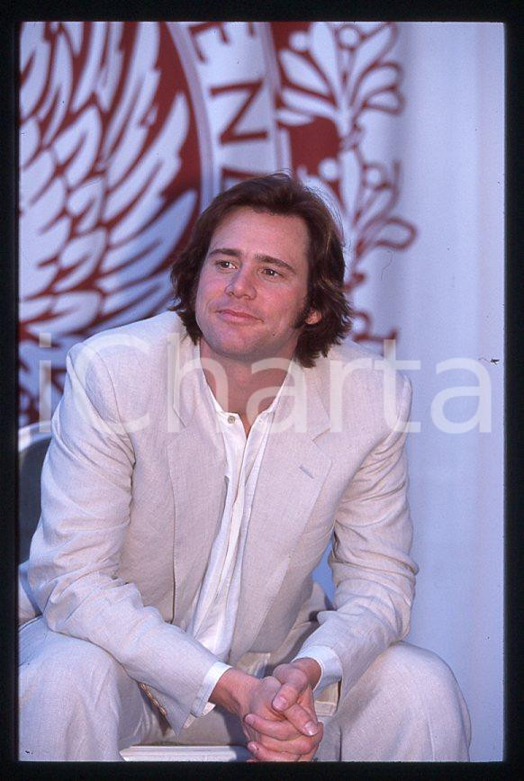 Jim CARREY "The Truman Show" - Mostra CINEMA VENEZIA 1998 *35mm vintage slide 27 Diapositiva originale, in formato 35 mm.Si tratta della presentazione del film "The Truman Show" alla Mostra del Cinema di Venezia.Per i diritti rivolgersi a ICharta.E' severamente vietata la riproduzione. Tutti i diritti sono riservati.ICharta mette in vendita, sul negozio eBay e in esclusiva sul sito "icharta" il proprio archivio composto da numerose diapositive e negativi fotografici d'epoca, tutti originali e autentici, che attraversano la storia del costume tra la fine degli anni Sessanta e Novanta.Si tratta di uno sguardo inedito sull'attualità, la politica, la vita quotidiana, il gossip e la cultura, che fotografa il cambiamento della nazione in quest'ultimo scorcio del XX secolo. Un'occasione unica per il mercato del collezionismo, che vede finalmente disponibile un archivio eccezionale per vastità, tematiche e condizioni, in un settore (il negativo fotografico e la diapositiva) di assoluta novità e dalle interessanti prospettive di investimento.  GOOD/buono   originale e autentica 1