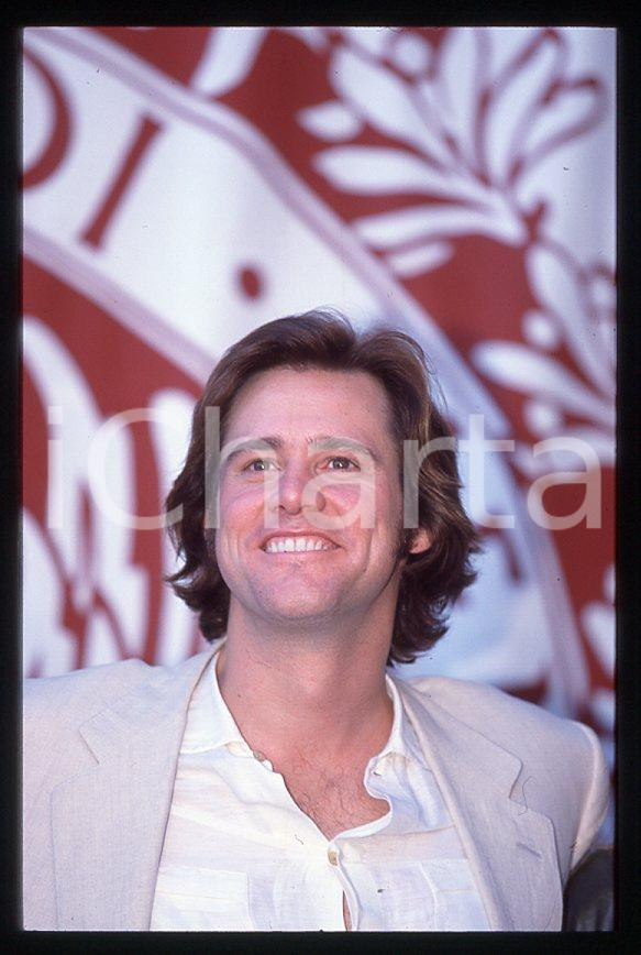 Jim CARREY "The Truman Show" - Mostra CINEMA VENEZIA 1998 *35mm vintage slide 26 Diapositiva originale, in formato 35 mm.Si tratta della presentazione del film "The Truman Show" alla Mostra del Cinema di Venezia.Per i diritti rivolgersi a ICharta.E' severamente vietata la riproduzione. Tutti i diritti sono riservati.ICharta mette in vendita, sul negozio eBay e in esclusiva sul sito "icharta" il proprio archivio composto da numerose diapositive e negativi fotografici d'epoca, tutti originali e autentici, che attraversano la storia del costume tra la fine degli anni Sessanta e Novanta.Si tratta di uno sguardo inedito sull'attualità, la politica, la vita quotidiana, il gossip e la cultura, che fotografa il cambiamento della nazione in quest'ultimo scorcio del XX secolo. Un'occasione unica per il mercato del collezionismo, che vede finalmente disponibile un archivio eccezionale per vastità, tematiche e condizioni, in un settore (il negativo fotografico e la diapositiva) di assoluta novità e dalle interessanti prospettive di investimento.  GOOD/buono   originale e autentica 1