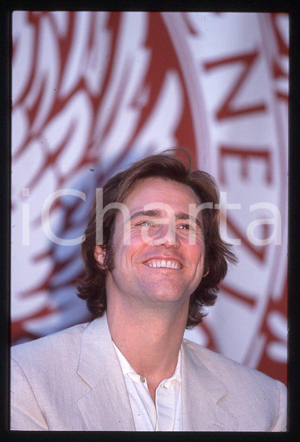 Jim CARREY "The Truman Show" - Mostra CINEMA VENEZIA 1998 *35mm vintage slide 25 Diapositiva originale, in formato 35 mm.Si tratta della presentazione del film "The Truman Show" alla Mostra del Cinema di Venezia.Per i diritti rivolgersi a ICharta.E' severamente vietata la riproduzione. Tutti i diritti sono riservati.ICharta mette in vendita, sul negozio eBay e in esclusiva sul sito "icharta" il proprio archivio composto da numerose diapositive e negativi fotografici d'epoca, tutti originali e autentici, che attraversano la storia del costume tra la fine degli anni Sessanta e Novanta.Si tratta di uno sguardo inedito sull'attualità, la politica, la vita quotidiana, il gossip e la cultura, che fotografa il cambiamento della nazione in quest'ultimo scorcio del XX secolo. Un'occasione unica per il mercato del collezionismo, che vede finalmente disponibile un archivio eccezionale per vastità, tematiche e condizioni, in un settore (il negativo fotografico e la diapositiva) di assoluta novità e dalle interessanti prospettive di investimento.  GOOD/buono   originale e autentica 1