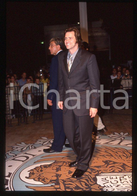 Jim CARREY "The Truman Show" - Mostra CINEMA VENEZIA 1998 *35mm vintage slide 28 Diapositiva originale, in formato 35 mm.Si tratta della presentazione del film "The Truman Show" alla Mostra del Cinema di Venezia.Per i diritti rivolgersi a ICharta.E' severamente vietata la riproduzione. Tutti i diritti sono riservati.ICharta mette in vendita, sul negozio eBay e in esclusiva sul sito "icharta" il proprio archivio composto da numerose diapositive e negativi fotografici d'epoca, tutti originali e autentici, che attraversano la storia del costume tra la fine degli anni Sessanta e Novanta.Si tratta di uno sguardo inedito sull'attualità, la politica, la vita quotidiana, il gossip e la cultura, che fotografa il cambiamento della nazione in quest'ultimo scorcio del XX secolo. Un'occasione unica per il mercato del collezionismo, che vede finalmente disponibile un archivio eccezionale per vastità, tematiche e condizioni, in un settore (il negativo fotografico e la diapositiva) di assoluta novità e dalle interessanti prospettive di investimento.  GOOD/buono   originale e autentica 1