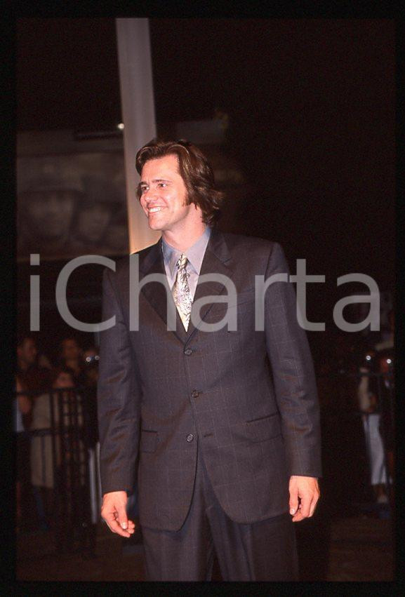 Jim CARREY "The Truman Show" - Mostra CINEMA VENEZIA 1998 *35mm vintage slide 31 Diapositiva originale, in formato 35 mm.Si tratta della presentazione del film "The Truman Show" alla Mostra del Cinema di Venezia.Per i diritti rivolgersi a ICharta.E' severamente vietata la riproduzione. Tutti i diritti sono riservati.ICharta mette in vendita, sul negozio eBay e in esclusiva sul sito "icharta" il proprio archivio composto da numerose diapositive e negativi fotografici d'epoca, tutti originali e autentici, che attraversano la storia del costume tra la fine degli anni Sessanta e Novanta.Si tratta di uno sguardo inedito sull'attualità, la politica, la vita quotidiana, il gossip e la cultura, che fotografa il cambiamento della nazione in quest'ultimo scorcio del XX secolo. Un'occasione unica per il mercato del collezionismo, che vede finalmente disponibile un archivio eccezionale per vastità, tematiche e condizioni, in un settore (il negativo fotografico e la diapositiva) di assoluta novità e dalle interessanti prospettive di investimento.  GOOD/buono   originale e autentica 1