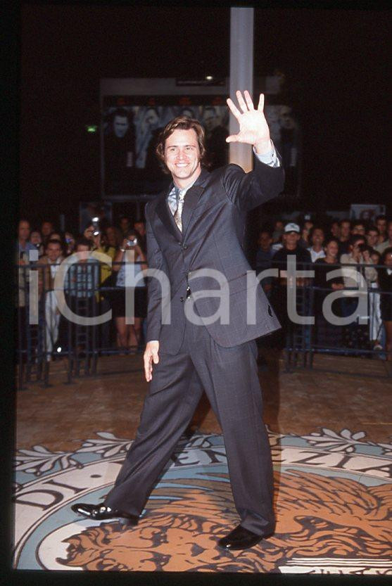 Jim CARREY "The Truman Show" - Mostra CINEMA VENEZIA 1998 *35mm vintage slide 30 Diapositiva originale, in formato 35 mm.Si tratta della presentazione del film "The Truman Show" alla Mostra del Cinema di Venezia.Per i diritti rivolgersi a ICharta.E' severamente vietata la riproduzione. Tutti i diritti sono riservati.ICharta mette in vendita, sul negozio eBay e in esclusiva sul sito "icharta" il proprio archivio composto da numerose diapositive e negativi fotografici d'epoca, tutti originali e autentici, che attraversano la storia del costume tra la fine degli anni Sessanta e Novanta.Si tratta di uno sguardo inedito sull'attualità, la politica, la vita quotidiana, il gossip e la cultura, che fotografa il cambiamento della nazione in quest'ultimo scorcio del XX secolo. Un'occasione unica per il mercato del collezionismo, che vede finalmente disponibile un archivio eccezionale per vastità, tematiche e condizioni, in un settore (il negativo fotografico e la diapositiva) di assoluta novità e dalle interessanti prospettive di investimento.  GOOD/buono   originale e autentica 1