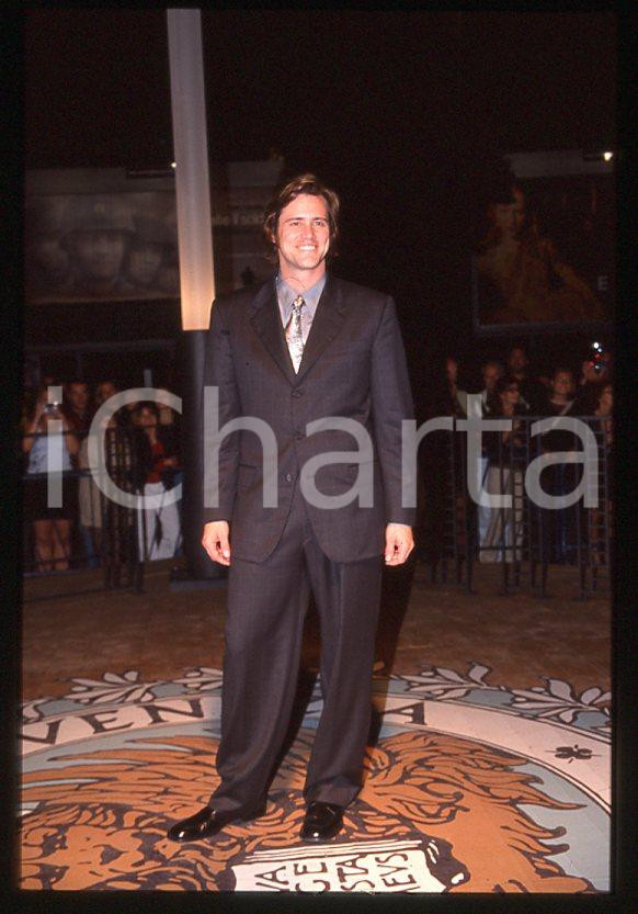 Jim CARREY "The Truman Show" - Mostra CINEMA VENEZIA 1998 *35mm vintage slide 29 Diapositiva originale, in formato 35 mm.Si tratta della presentazione del film "The Truman Show" alla Mostra del Cinema di Venezia.Per i diritti rivolgersi a ICharta.E' severamente vietata la riproduzione. Tutti i diritti sono riservati.ICharta mette in vendita, sul negozio eBay e in esclusiva sul sito "icharta" il proprio archivio composto da numerose diapositive e negativi fotografici d'epoca, tutti originali e autentici, che attraversano la storia del costume tra la fine degli anni Sessanta e Novanta.Si tratta di uno sguardo inedito sull'attualità, la politica, la vita quotidiana, il gossip e la cultura, che fotografa il cambiamento della nazione in quest'ultimo scorcio del XX secolo. Un'occasione unica per il mercato del collezionismo, che vede finalmente disponibile un archivio eccezionale per vastità, tematiche e condizioni, in un settore (il negativo fotografico e la diapositiva) di assoluta novità e dalle interessanti prospettive di investimento.  GOOD/buono   originale e autentica 1