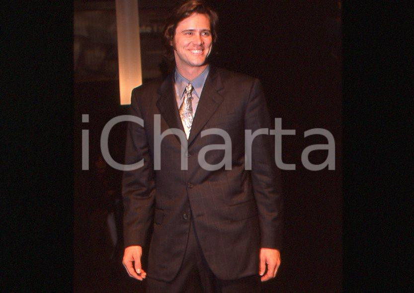 Jim CARREY "The Truman Show" - Mostra CINEMA VENEZIA 1998 *35mm vintage slide 32 Diapositiva originale, in formato 35 mm.Si tratta della presentazione del film "The Truman Show" alla Mostra del Cinema di Venezia.Per i diritti rivolgersi a ICharta.E' severamente vietata la riproduzione. Tutti i diritti sono riservati.ICharta mette in vendita, sul negozio eBay e in esclusiva sul sito "icharta" il proprio archivio composto da numerose diapositive e negativi fotografici d'epoca, tutti originali e autentici, che attraversano la storia del costume tra la fine degli anni Sessanta e Novanta.Si tratta di uno sguardo inedito sull'attualità, la politica, la vita quotidiana, il gossip e la cultura, che fotografa il cambiamento della nazione in quest'ultimo scorcio del XX secolo. Un'occasione unica per il mercato del collezionismo, che vede finalmente disponibile un archivio eccezionale per vastità, tematiche e condizioni, in un settore (il negativo fotografico e la diapositiva) di assoluta novità e dalle interessanti prospettive di investimento.  GOOD/buono   originale e autentica 1