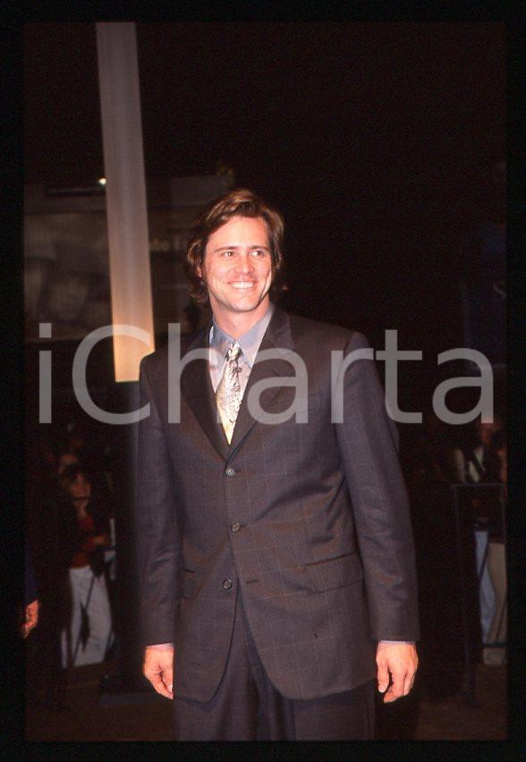 Jim CARREY "The Truman Show" - Mostra CINEMA VENEZIA 1998 *35mm vintage slide 35 Diapositiva originale, in formato 35 mm.Si tratta della presentazione del film "The Truman Show" alla Mostra del Cinema di Venezia.Per i diritti rivolgersi a ICharta.E' severamente vietata la riproduzione. Tutti i diritti sono riservati.ICharta mette in vendita, sul negozio eBay e in esclusiva sul sito "icharta" il proprio archivio composto da numerose diapositive e negativi fotografici d'epoca, tutti originali e autentici, che attraversano la storia del costume tra la fine degli anni Sessanta e Novanta.Si tratta di uno sguardo inedito sull'attualità, la politica, la vita quotidiana, il gossip e la cultura, che fotografa il cambiamento della nazione in quest'ultimo scorcio del XX secolo. Un'occasione unica per il mercato del collezionismo, che vede finalmente disponibile un archivio eccezionale per vastità, tematiche e condizioni, in un settore (il negativo fotografico e la diapositiva) di assoluta novità e dalle interessanti prospettive di investimento.  GOOD/buono   originale e autentica 1