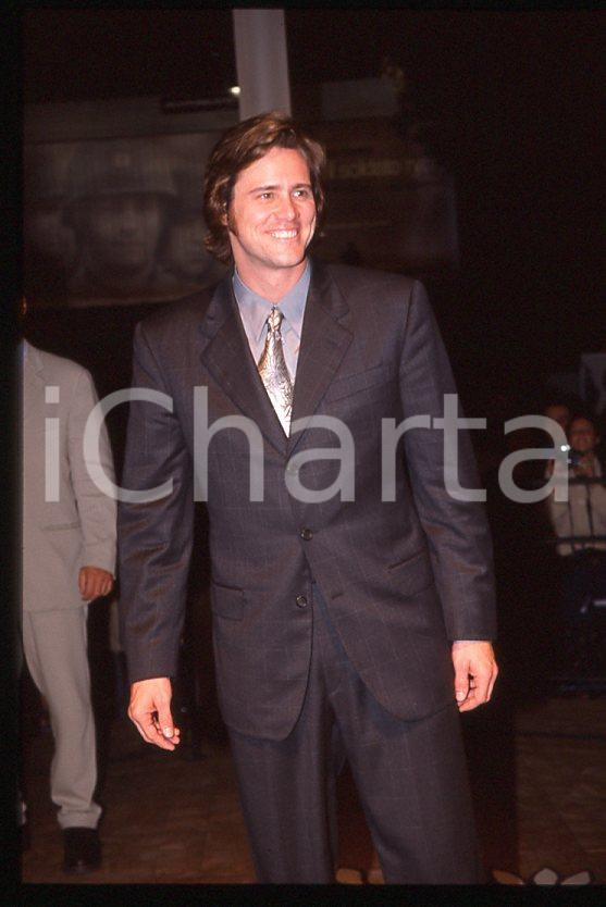 Jim CARREY "The Truman Show" - Mostra CINEMA VENEZIA 1998 *35mm vintage slide 33 Diapositiva originale, in formato 35 mm.Si tratta della presentazione del film "The Truman Show" alla Mostra del Cinema di Venezia.Per i diritti rivolgersi a ICharta.E' severamente vietata la riproduzione. Tutti i diritti sono riservati.ICharta mette in vendita, sul negozio eBay e in esclusiva sul sito "icharta" il proprio archivio composto da numerose diapositive e negativi fotografici d'epoca, tutti originali e autentici, che attraversano la storia del costume tra la fine degli anni Sessanta e Novanta.Si tratta di uno sguardo inedito sull'attualità, la politica, la vita quotidiana, il gossip e la cultura, che fotografa il cambiamento della nazione in quest'ultimo scorcio del XX secolo. Un'occasione unica per il mercato del collezionismo, che vede finalmente disponibile un archivio eccezionale per vastità, tematiche e condizioni, in un settore (il negativo fotografico e la diapositiva) di assoluta novità e dalle interessanti prospettive di investimento.  GOOD/buono   originale e autentica 1