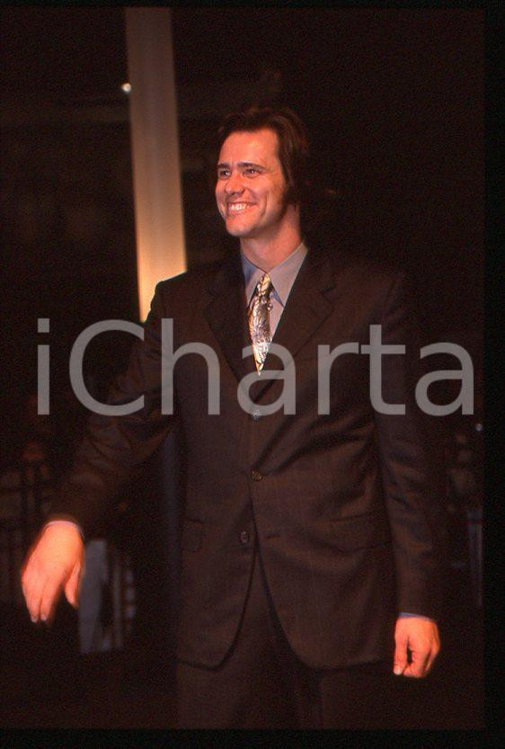 Jim CARREY "The Truman Show" - Mostra CINEMA VENEZIA 1998 *35mm vintage slide 39 Diapositiva originale, in formato 35 mm.Si tratta della presentazione del film "The Truman Show" alla Mostra del Cinema di Venezia.Per i diritti rivolgersi a ICharta.E' severamente vietata la riproduzione. Tutti i diritti sono riservati.ICharta mette in vendita, sul negozio eBay e in esclusiva sul sito "icharta" il proprio archivio composto da numerose diapositive e negativi fotografici d'epoca, tutti originali e autentici, che attraversano la storia del costume tra la fine degli anni Sessanta e Novanta.Si tratta di uno sguardo inedito sull'attualità, la politica, la vita quotidiana, il gossip e la cultura, che fotografa il cambiamento della nazione in quest'ultimo scorcio del XX secolo. Un'occasione unica per il mercato del collezionismo, che vede finalmente disponibile un archivio eccezionale per vastità, tematiche e condizioni, in un settore (il negativo fotografico e la diapositiva) di assoluta novità e dalle interessanti prospettive di investimento.  GOOD/buono   originale e autentica 1