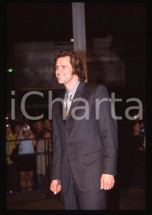 Jim CARREY "The Truman Show" - Mostra CINEMA VENEZIA 1998 *35mm vintage slide 38 Diapositiva originale, in formato 35 mm.Si tratta della presentazione del film "The Truman Show" alla Mostra del Cinema di Venezia.Per i diritti rivolgersi a ICharta.E' severamente vietata la riproduzione. Tutti i diritti sono riservati.ICharta mette in vendita, sul negozio eBay e in esclusiva sul sito "icharta" il proprio archivio composto da numerose diapositive e negativi fotografici d'epoca, tutti originali e autentici, che attraversano la storia del costume tra la fine degli anni Sessanta e Novanta.Si tratta di uno sguardo inedito sull'attualità, la politica, la vita quotidiana, il gossip e la cultura, che fotografa il cambiamento della nazione in quest'ultimo scorcio del XX secolo. Un'occasione unica per il mercato del collezionismo, che vede finalmente disponibile un archivio eccezionale per vastità, tematiche e condizioni, in un settore (il negativo fotografico e la diapositiva) di assoluta novità e dalle interessanti prospettive di investimento.  GOOD/buono   originale e autentica 1