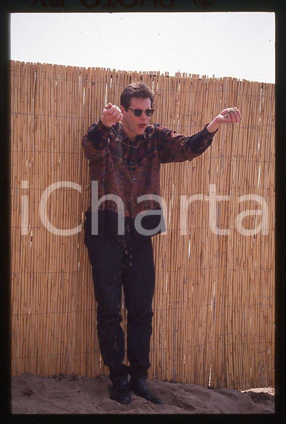 Jim CARREY - Mostra CINEMA VENEZIA 1998 - Lido *35mm vintage slide (2) Diapositiva originale, in formato 35 mm.Si tratta della presentazione del film "The Truman Show" alla Mostra del Cinema di Venezia.Per i diritti rivolgersi a ICharta.E' severamente vietata la riproduzione. Tutti i diritti sono riservati.ICharta mette in vendita, sul negozio eBay e in esclusiva sul sito "icharta" il proprio archivio composto da numerose diapositive e negativi fotografici d'epoca, tutti originali e autentici, che attraversano la storia del costume tra la fine degli anni Sessanta e Novanta.Si tratta di uno sguardo inedito sull'attualità, la politica, la vita quotidiana, il gossip e la cultura, che fotografa il cambiamento della nazione in quest'ultimo scorcio del XX secolo. Un'occasione unica per il mercato del collezionismo, che vede finalmente disponibile un archivio eccezionale per vastità, tematiche e condizioni, in un settore (il negativo fotografico e la diapositiva) di assoluta novità e dalle interessanti prospettive di investimento.  GOOD/buono   originale e autentica 1