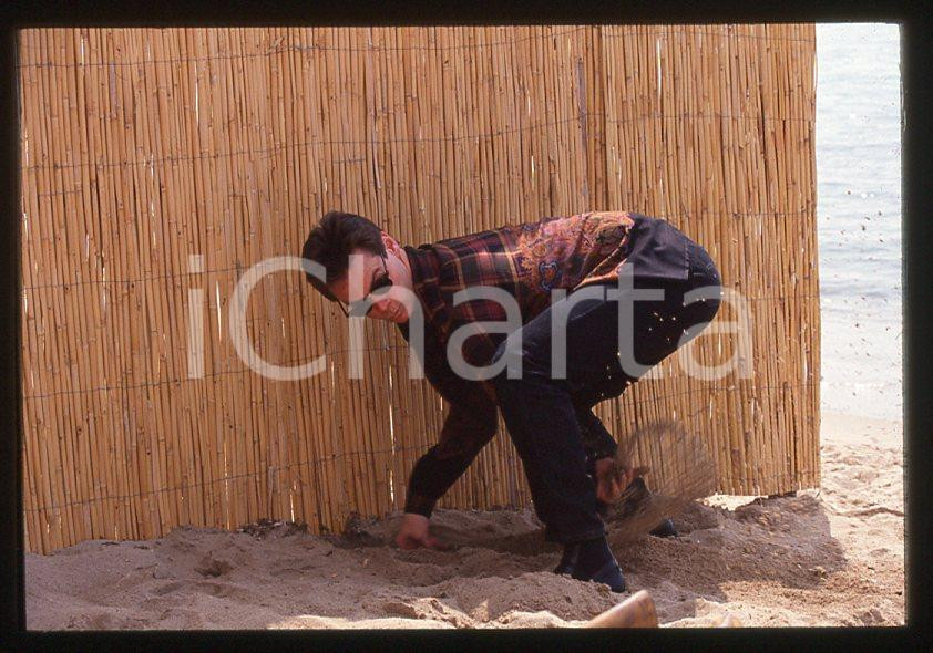 Jim CARREY - Mostra CINEMA VENEZIA 1998 - Lido *35mm vintage slide (1) Diapositiva originale, in formato 35 mm.Si tratta della presentazione del film "The Truman Show" alla Mostra del Cinema di Venezia.Per i diritti rivolgersi a ICharta.E' severamente vietata la riproduzione. Tutti i diritti sono riservati.ICharta mette in vendita, sul negozio eBay e in esclusiva sul sito "icharta" il proprio archivio composto da numerose diapositive e negativi fotografici d'epoca, tutti originali e autentici, che attraversano la storia del costume tra la fine degli anni Sessanta e Novanta.Si tratta di uno sguardo inedito sull'attualità, la politica, la vita quotidiana, il gossip e la cultura, che fotografa il cambiamento della nazione in quest'ultimo scorcio del XX secolo. Un'occasione unica per il mercato del collezionismo, che vede finalmente disponibile un archivio eccezionale per vastità, tematiche e condizioni, in un settore (il negativo fotografico e la diapositiva) di assoluta novità e dalle interessanti prospettive di investimento.  GOOD/buono   originale e autentica 1