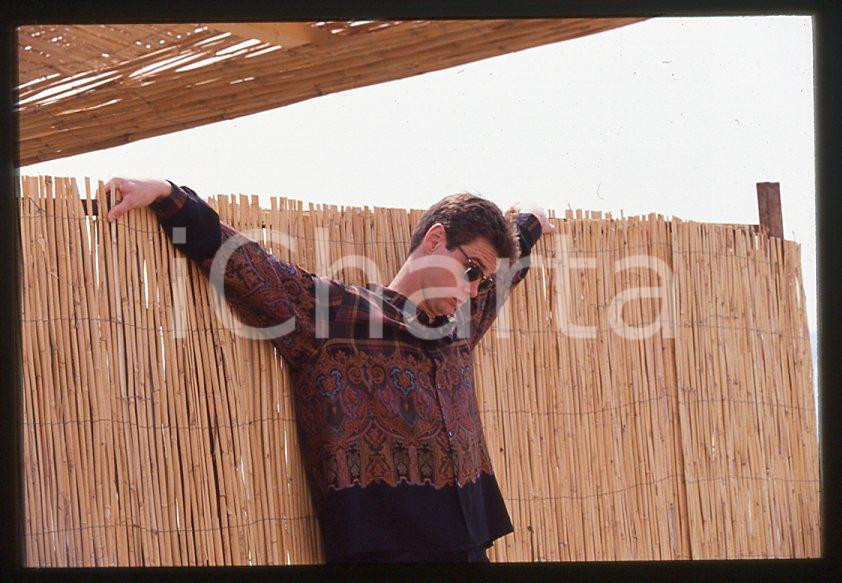Jim CARREY - Mostra CINEMA VENEZIA 1998 - Lido *35mm vintage slide (5) Diapositiva originale, in formato 35 mm.Si tratta della presentazione del film "The Truman Show" alla Mostra del Cinema di Venezia.Per i diritti rivolgersi a ICharta.E' severamente vietata la riproduzione. Tutti i diritti sono riservati.ICharta mette in vendita, sul negozio eBay e in esclusiva sul sito "icharta" il proprio archivio composto da numerose diapositive e negativi fotografici d'epoca, tutti originali e autentici, che attraversano la storia del costume tra la fine degli anni Sessanta e Novanta.Si tratta di uno sguardo inedito sull'attualità, la politica, la vita quotidiana, il gossip e la cultura, che fotografa il cambiamento della nazione in quest'ultimo scorcio del XX secolo. Un'occasione unica per il mercato del collezionismo, che vede finalmente disponibile un archivio eccezionale per vastità, tematiche e condizioni, in un settore (il negativo fotografico e la diapositiva) di assoluta novità e dalle interessanti prospettive di investimento.  GOOD/buono   originale e autentica 1