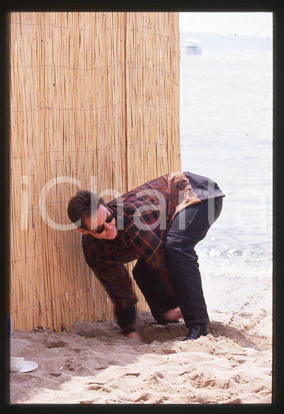 Jim CARREY - Mostra CINEMA VENEZIA 1998 - Lido *35mm vintage slide (3) Diapositiva originale, in formato 35 mm.Si tratta della presentazione del film "The Truman Show" alla Mostra del Cinema di Venezia.Per i diritti rivolgersi a ICharta.E' severamente vietata la riproduzione. Tutti i diritti sono riservati.ICharta mette in vendita, sul negozio eBay e in esclusiva sul sito "icharta" il proprio archivio composto da numerose diapositive e negativi fotografici d'epoca, tutti originali e autentici, che attraversano la storia del costume tra la fine degli anni Sessanta e Novanta.Si tratta di uno sguardo inedito sull'attualità, la politica, la vita quotidiana, il gossip e la cultura, che fotografa il cambiamento della nazione in quest'ultimo scorcio del XX secolo. Un'occasione unica per il mercato del collezionismo, che vede finalmente disponibile un archivio eccezionale per vastità, tematiche e condizioni, in un settore (il negativo fotografico e la diapositiva) di assoluta novità e dalle interessanti prospettive di investimento.  GOOD/buono   originale e autentica 1