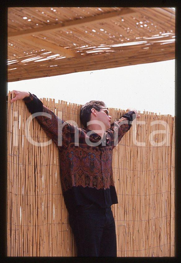 Jim CARREY - Mostra CINEMA VENEZIA 1998 - Lido *35mm vintage slide (7) Diapositiva originale, in formato 35 mm.Si tratta della presentazione del film "The Truman Show" alla Mostra del Cinema di Venezia.Per i diritti rivolgersi a ICharta.E' severamente vietata la riproduzione. Tutti i diritti sono riservati.ICharta mette in vendita, sul negozio eBay e in esclusiva sul sito "icharta" il proprio archivio composto da numerose diapositive e negativi fotografici d'epoca, tutti originali e autentici, che attraversano la storia del costume tra la fine degli anni Sessanta e Novanta.Si tratta di uno sguardo inedito sull'attualità, la politica, la vita quotidiana, il gossip e la cultura, che fotografa il cambiamento della nazione in quest'ultimo scorcio del XX secolo. Un'occasione unica per il mercato del collezionismo, che vede finalmente disponibile un archivio eccezionale per vastità, tematiche e condizioni, in un settore (il negativo fotografico e la diapositiva) di assoluta novità e dalle interessanti prospettive di investimento.  GOOD/buono   originale e autentica 1