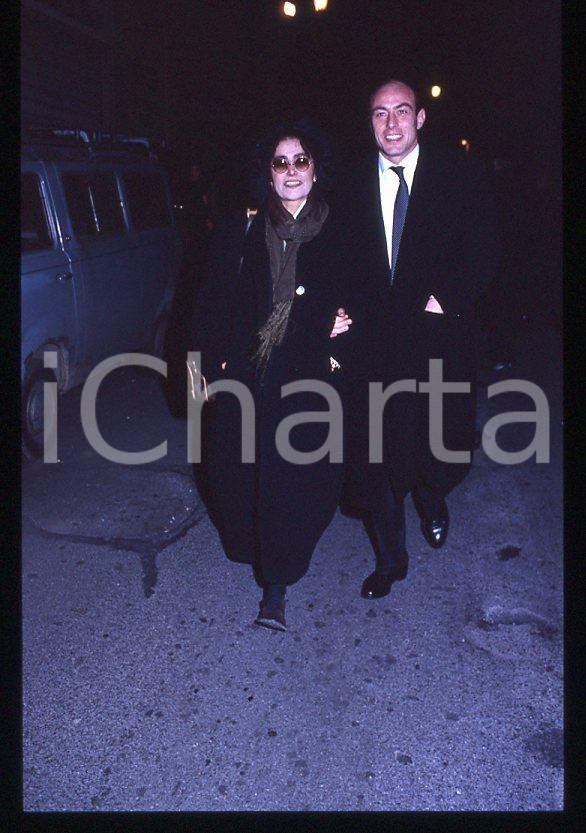 Mia MARTINI Marcello ZELONI - COSTUME ITALIA 1990 *35mm vintage slide (2) Diapositiva originale, in formato 35 mm.L'evento è la presentazione del libro "Un saluto, un addio" .Per i diritti rivolgersi a ICharta.E' severamente vietata la riproduzione. Tutti i diritti sono riservati.ICharta mette in vendita, sul negozio eBay e in esclusiva sul sito "icharta" il proprio archivio composto da numerose diapositive e negativi fotografici d'epoca, tutti originali e autentici, che attraversano la storia del costume tra la fine degli anni Sessanta e Novanta.Si tratta di uno sguardo inedito sull'attualità, la politica, la vita quotidiana, il gossip e la cultura, che fotografa il cambiamento della nazione in quest'ultimo scorcio del XX secolo. Un'occasione unica per il mercato del collezionismo, che vede finalmente disponibile un archivio eccezionale per vastità, tematiche e condizioni, in un settore (il negativo fotografico e la diapositiva) di assoluta novità e dalle interessanti prospettive di investimento.  GOOD/buono   originale e autentica 1