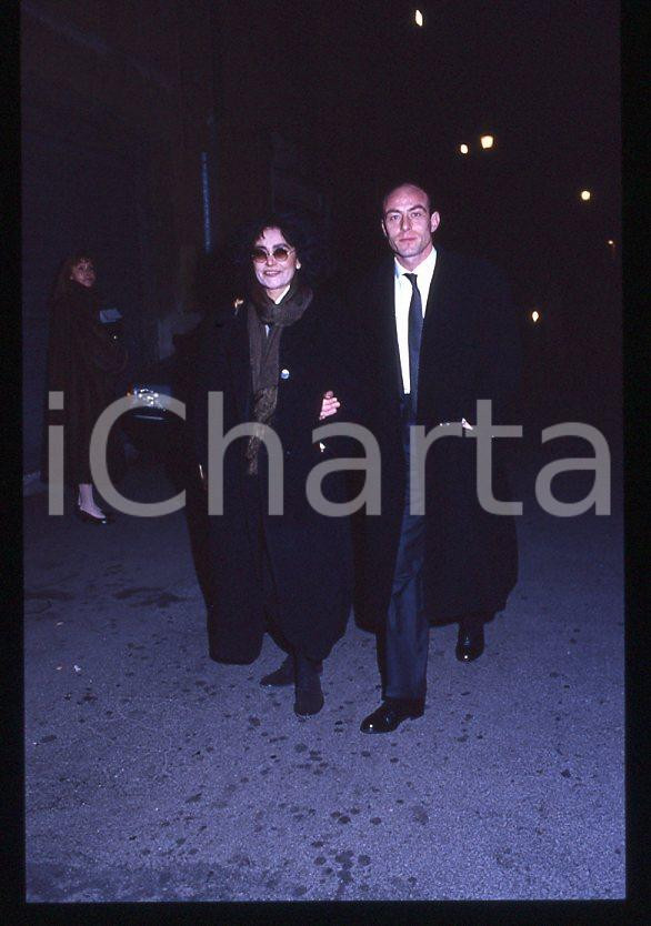 Mia MARTINI Marcello ZELONI - COSTUME ITALIA 1990 *35mm vintage slide (1) Diapositiva originale, in formato 35 mm.L'evento è la presentazione del libro "Un saluto, un addio" .Per i diritti rivolgersi a ICharta.E' severamente vietata la riproduzione. Tutti i diritti sono riservati.ICharta mette in vendita, sul negozio eBay e in esclusiva sul sito "icharta" il proprio archivio composto da numerose diapositive e negativi fotografici d'epoca, tutti originali e autentici, che attraversano la storia del costume tra la fine degli anni Sessanta e Novanta.Si tratta di uno sguardo inedito sull'attualità, la politica, la vita quotidiana, il gossip e la cultura, che fotografa il cambiamento della nazione in quest'ultimo scorcio del XX secolo. Un'occasione unica per il mercato del collezionismo, che vede finalmente disponibile un archivio eccezionale per vastità, tematiche e condizioni, in un settore (il negativo fotografico e la diapositiva) di assoluta novità e dalle interessanti prospettive di investimento.  GOOD/buono   originale e autentica 1