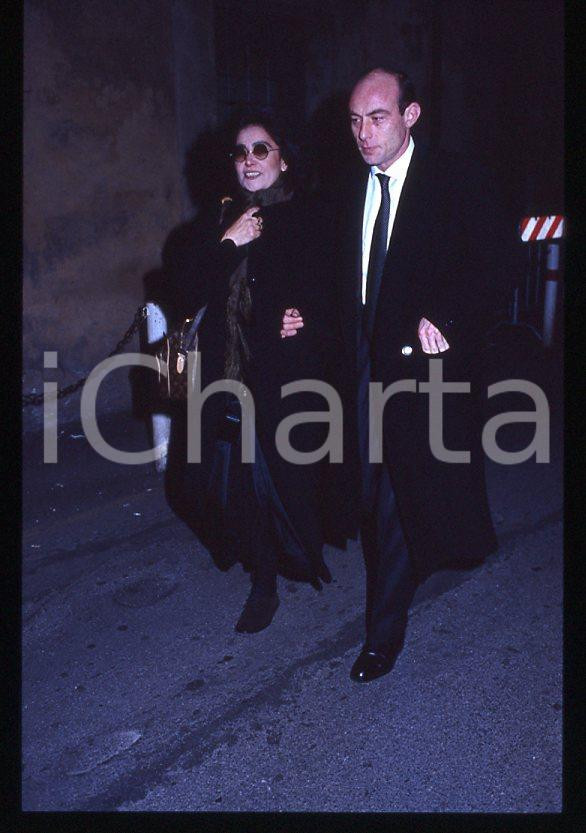 Mia MARTINI Marcello ZELONI - COSTUME ITALIA 1990 *35mm vintage slide (6) Diapositiva originale, in formato 35 mm.L'evento è la presentazione del libro "Un saluto, un addio" .Per i diritti rivolgersi a ICharta.E' severamente vietata la riproduzione. Tutti i diritti sono riservati.ICharta mette in vendita, sul negozio eBay e in esclusiva sul sito "icharta" il proprio archivio composto da numerose diapositive e negativi fotografici d'epoca, tutti originali e autentici, che attraversano la storia del costume tra la fine degli anni Sessanta e Novanta.Si tratta di uno sguardo inedito sull'attualità, la politica, la vita quotidiana, il gossip e la cultura, che fotografa il cambiamento della nazione in quest'ultimo scorcio del XX secolo. Un'occasione unica per il mercato del collezionismo, che vede finalmente disponibile un archivio eccezionale per vastità, tematiche e condizioni, in un settore (il negativo fotografico e la diapositiva) di assoluta novità e dalle interessanti prospettive di investimento.  GOOD/buono   originale e autentica 1