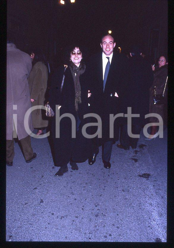 Mia MARTINI Marcello ZELONI - COSTUME ITALIA 1990 *35mm vintage slide (5) Diapositiva originale, in formato 35 mm.L'evento è la presentazione del libro "Un saluto, un addio" .Per i diritti rivolgersi a ICharta.E' severamente vietata la riproduzione. Tutti i diritti sono riservati.ICharta mette in vendita, sul negozio eBay e in esclusiva sul sito "icharta" il proprio archivio composto da numerose diapositive e negativi fotografici d'epoca, tutti originali e autentici, che attraversano la storia del costume tra la fine degli anni Sessanta e Novanta.Si tratta di uno sguardo inedito sull'attualità, la politica, la vita quotidiana, il gossip e la cultura, che fotografa il cambiamento della nazione in quest'ultimo scorcio del XX secolo. Un'occasione unica per il mercato del collezionismo, che vede finalmente disponibile un archivio eccezionale per vastità, tematiche e condizioni, in un settore (il negativo fotografico e la diapositiva) di assoluta novità e dalle interessanti prospettive di investimento.  GOOD/buono   originale e autentica 1