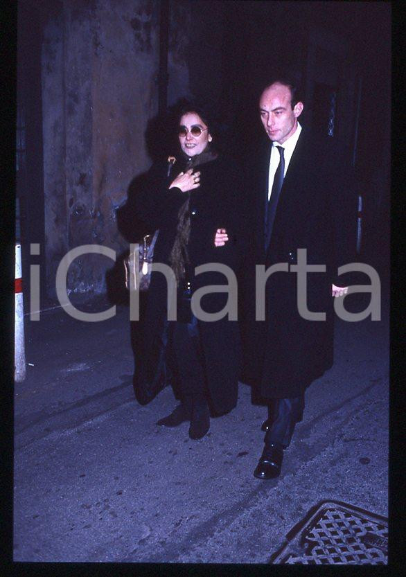 Mia MARTINI Marcello ZELONI - COSTUME ITALIA 1990 *35mm vintage slide (3) Diapositiva originale, in formato 35 mm.L'evento è la presentazione del libro "Un saluto, un addio" .Per i diritti rivolgersi a ICharta.E' severamente vietata la riproduzione. Tutti i diritti sono riservati.ICharta mette in vendita, sul negozio eBay e in esclusiva sul sito "icharta" il proprio archivio composto da numerose diapositive e negativi fotografici d'epoca, tutti originali e autentici, che attraversano la storia del costume tra la fine degli anni Sessanta e Novanta.Si tratta di uno sguardo inedito sull'attualità, la politica, la vita quotidiana, il gossip e la cultura, che fotografa il cambiamento della nazione in quest'ultimo scorcio del XX secolo. Un'occasione unica per il mercato del collezionismo, che vede finalmente disponibile un archivio eccezionale per vastità, tematiche e condizioni, in un settore (il negativo fotografico e la diapositiva) di assoluta novità e dalle interessanti prospettive di investimento.  GOOD/buono   originale e autentica 1