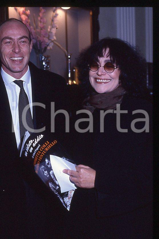 Mia MARTINI Marcello ZELONI - COSTUME ITALIA 1990 *35mm vintage slide (9) Diapositiva originale, in formato 35 mm.L'evento è la presentazione del libro "Un saluto, un addio" .Per i diritti rivolgersi a ICharta.E' severamente vietata la riproduzione. Tutti i diritti sono riservati.ICharta mette in vendita, sul negozio eBay e in esclusiva sul sito "icharta" il proprio archivio composto da numerose diapositive e negativi fotografici d'epoca, tutti originali e autentici, che attraversano la storia del costume tra la fine degli anni Sessanta e Novanta.Si tratta di uno sguardo inedito sull'attualità, la politica, la vita quotidiana, il gossip e la cultura, che fotografa il cambiamento della nazione in quest'ultimo scorcio del XX secolo. Un'occasione unica per il mercato del collezionismo, che vede finalmente disponibile un archivio eccezionale per vastità, tematiche e condizioni, in un settore (il negativo fotografico e la diapositiva) di assoluta novità e dalle interessanti prospettive di investimento.  GOOD/buono   originale e autentica 1