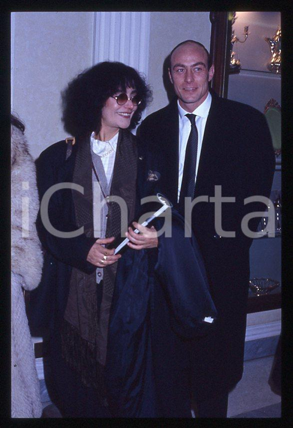Mia MARTINI Marcello ZELONI - COSTUME ITALIA 1990 *35mm vintage slide (7) Diapositiva originale, in formato 35 mm.L'evento è la presentazione del libro "Un saluto, un addio" .Per i diritti rivolgersi a ICharta.E' severamente vietata la riproduzione. Tutti i diritti sono riservati.ICharta mette in vendita, sul negozio eBay e in esclusiva sul sito "icharta" il proprio archivio composto da numerose diapositive e negativi fotografici d'epoca, tutti originali e autentici, che attraversano la storia del costume tra la fine degli anni Sessanta e Novanta.Si tratta di uno sguardo inedito sull'attualità, la politica, la vita quotidiana, il gossip e la cultura, che fotografa il cambiamento della nazione in quest'ultimo scorcio del XX secolo. Un'occasione unica per il mercato del collezionismo, che vede finalmente disponibile un archivio eccezionale per vastità, tematiche e condizioni, in un settore (il negativo fotografico e la diapositiva) di assoluta novità e dalle interessanti prospettive di investimento.  GOOD/buono   originale e autentica 1