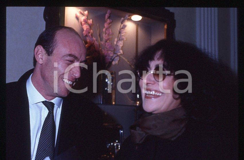 Mia MARTINI Marcello ZELONI - COSTUME ITALIA 1990 *35mm vintage slide (16) Diapositiva originale, in formato 35 mm.L'evento è la presentazione del libro "Un saluto, un addio" .Per i diritti rivolgersi a ICharta.E' severamente vietata la riproduzione. Tutti i diritti sono riservati.ICharta mette in vendita, sul negozio eBay e in esclusiva sul sito "icharta" il proprio archivio composto da numerose diapositive e negativi fotografici d'epoca, tutti originali e autentici, che attraversano la storia del costume tra la fine degli anni Sessanta e Novanta.Si tratta di uno sguardo inedito sull'attualità, la politica, la vita quotidiana, il gossip e la cultura, che fotografa il cambiamento della nazione in quest'ultimo scorcio del XX secolo. Un'occasione unica per il mercato del collezionismo, che vede finalmente disponibile un archivio eccezionale per vastità, tematiche e condizioni, in un settore (il negativo fotografico e la diapositiva) di assoluta novità e dalle interessanti prospettive di investimento.  GOOD/buono   originale e autentica 1