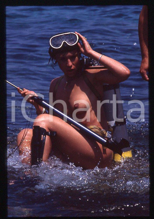 Fotografia d epoca originale 35mm vintage slide 1985 ca Rosa FUMETTO nuda con attrezzatura da sub 1 1