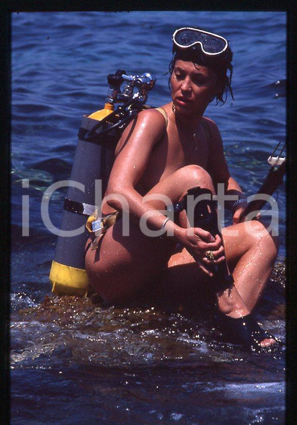 Fotografia d epoca originale 35mm vintage slide 1985 ca Rosa FUMETTO nuda con attrezzatura da sub 3 1
