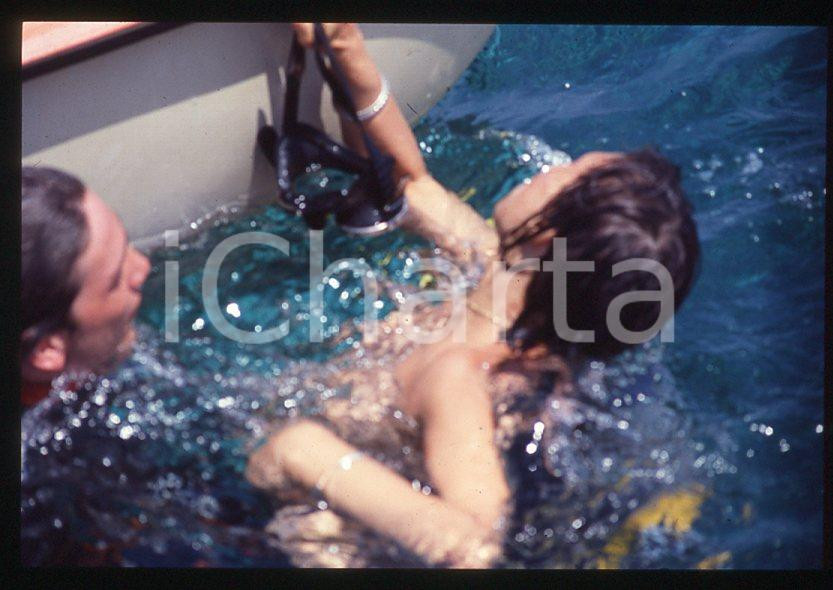 Fotografia d epoca originale 35mm vintage slide 1985 ca COSTUME Rosa FUMETTO nuda con un sub 1 1