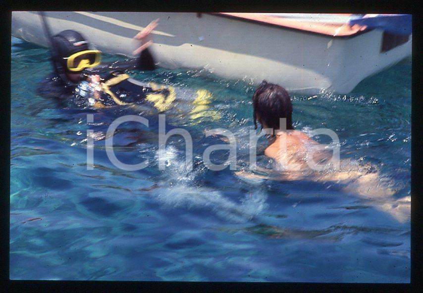 Fotografia d epoca originale 35mm vintage slide 1985 ca COSTUME Rosa FUMETTO nuda con un sub 2 1