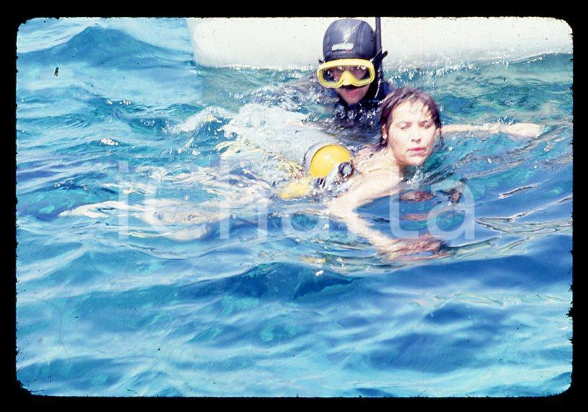 Fotografia d epoca originale 35mm vintage slide 1985 ca COSTUME Rosa FUMETTO nuda con un sub 5 1